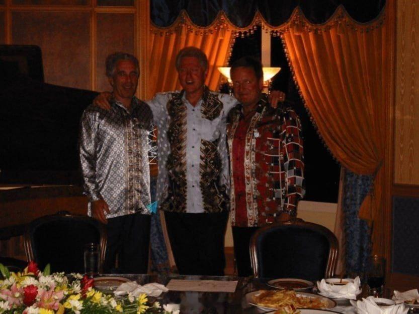 爱泼斯坦新一批照片曝光前总统克林顿多张照片曝光，其中有一张与一名身份不明的女子以