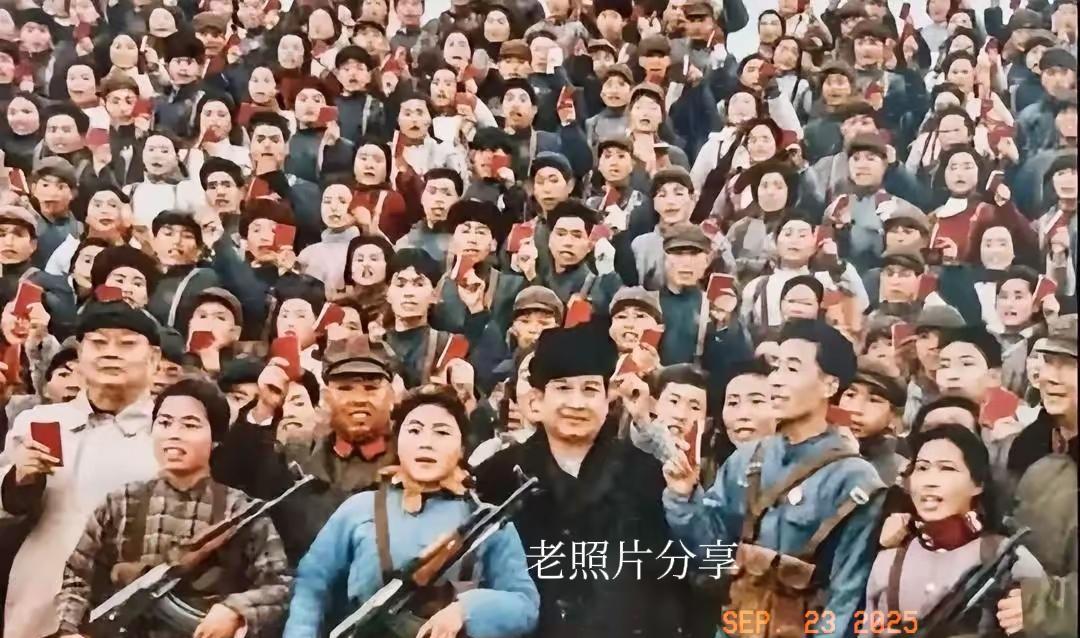 珍藏版老照片。1971年，柬埔寨的西哈努克亲王到访南京，许世友将军热情相迎，一