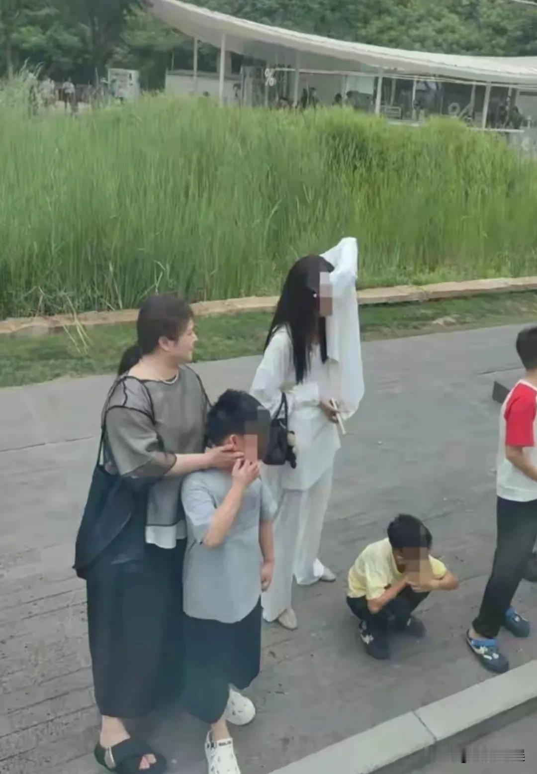 沈腾带着老婆、孩子和父母一起现身阿那亚戏剧节游玩，他八岁的儿子这么高了啊！沈腾