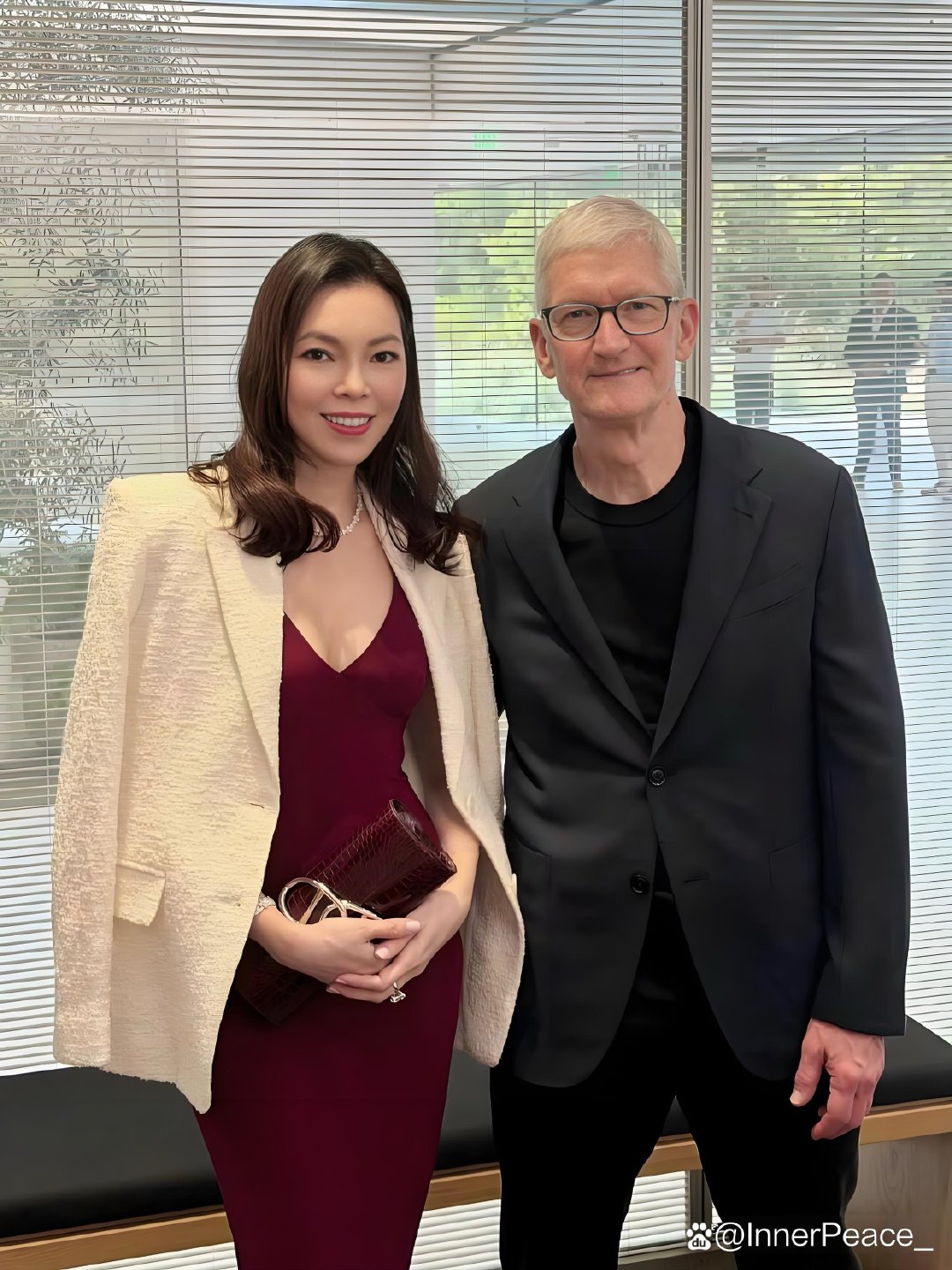 郭台铭⁠和曾馨莹⁠现身加州，去参加库克⁠的离职晚宴。俩人穿得挺潮，状态看着不错，没咋受之前台媒爆的八