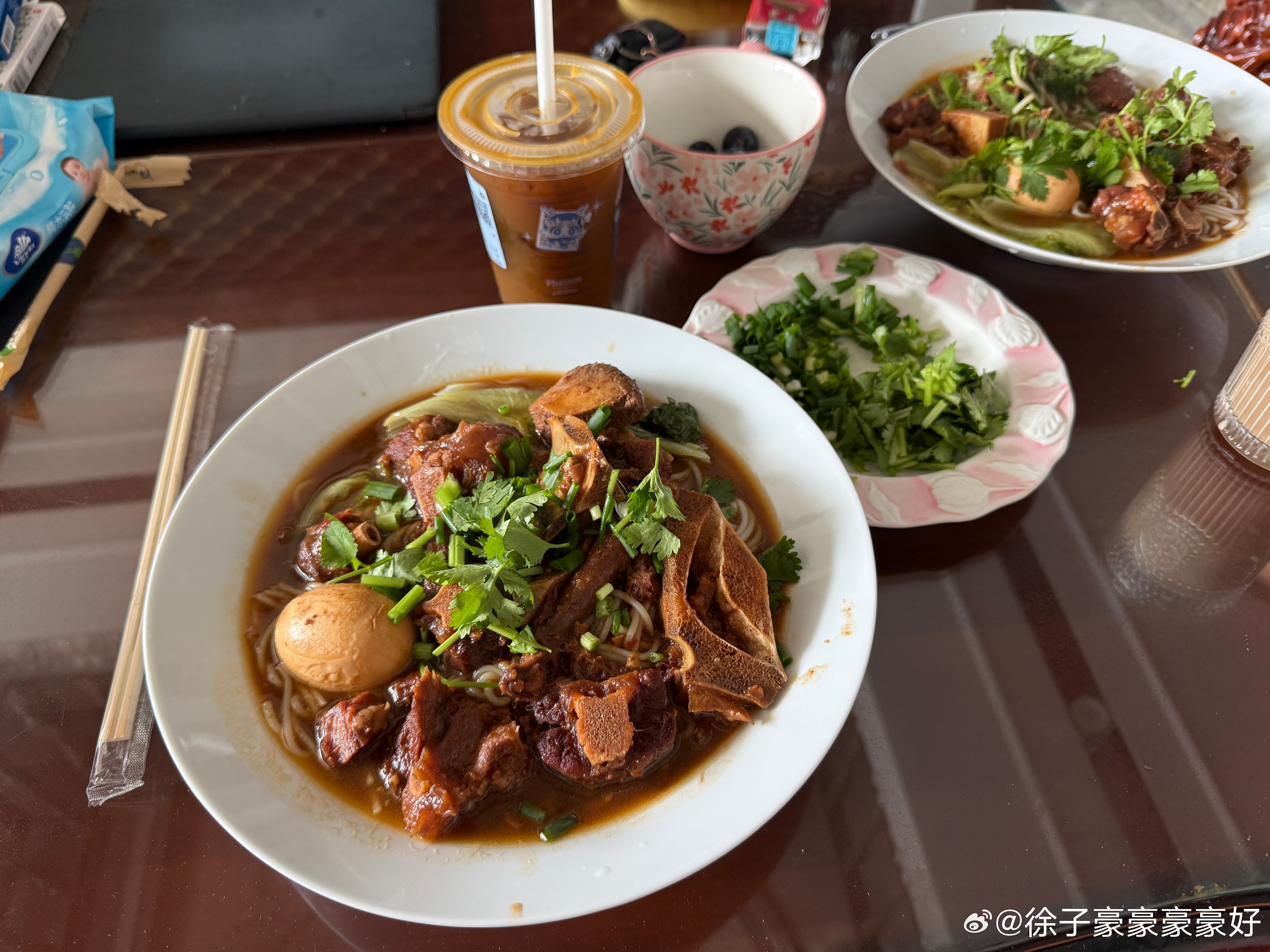 媳妇弄了一大碗牛尾面，吃饱喝足，一会去提全新坦克500Hi4-T！好久没买新车了