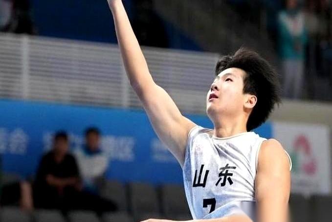 9月11号的齐鲁德比热身赛上，18岁的姚柯宇迎来了山东男篮一线队首秀。球队10