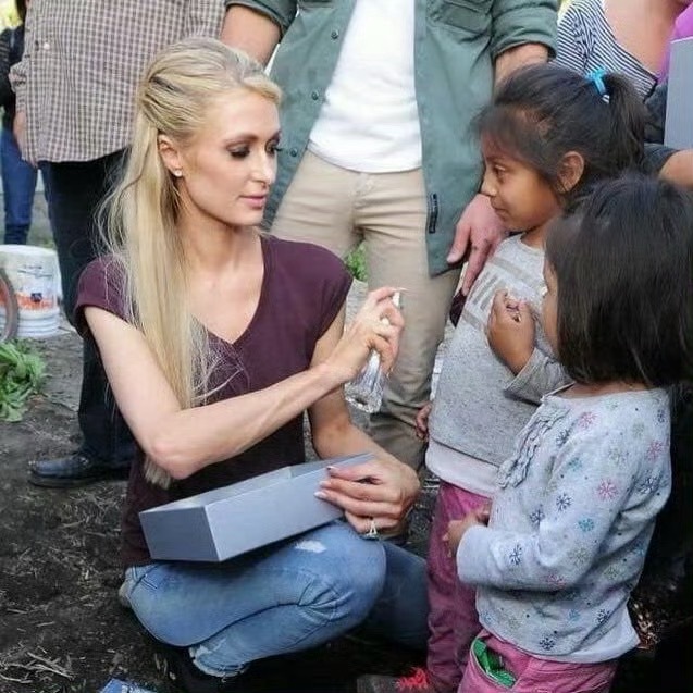 作秀也不至于这样吧，给山区孩子喷香水教山区孩子用单反