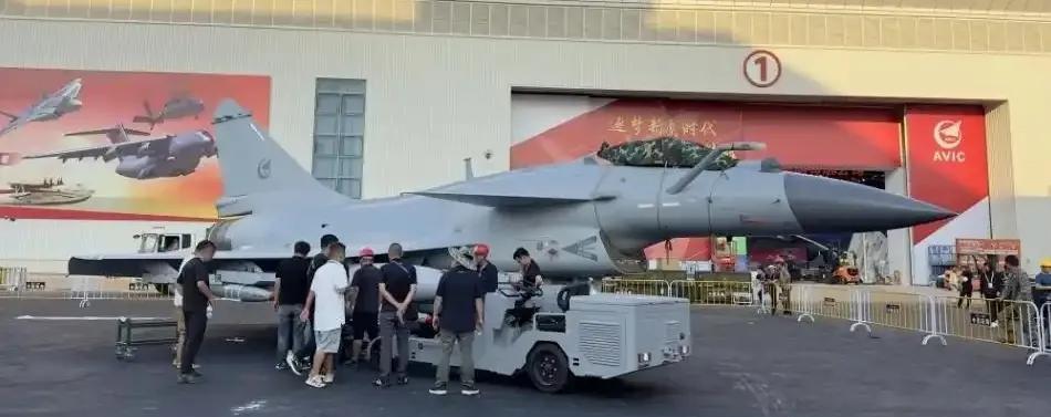 看了歼10c在国外大杀四方，才理解中国六代机的“拔剑四顾心茫然”歼10战斗机是