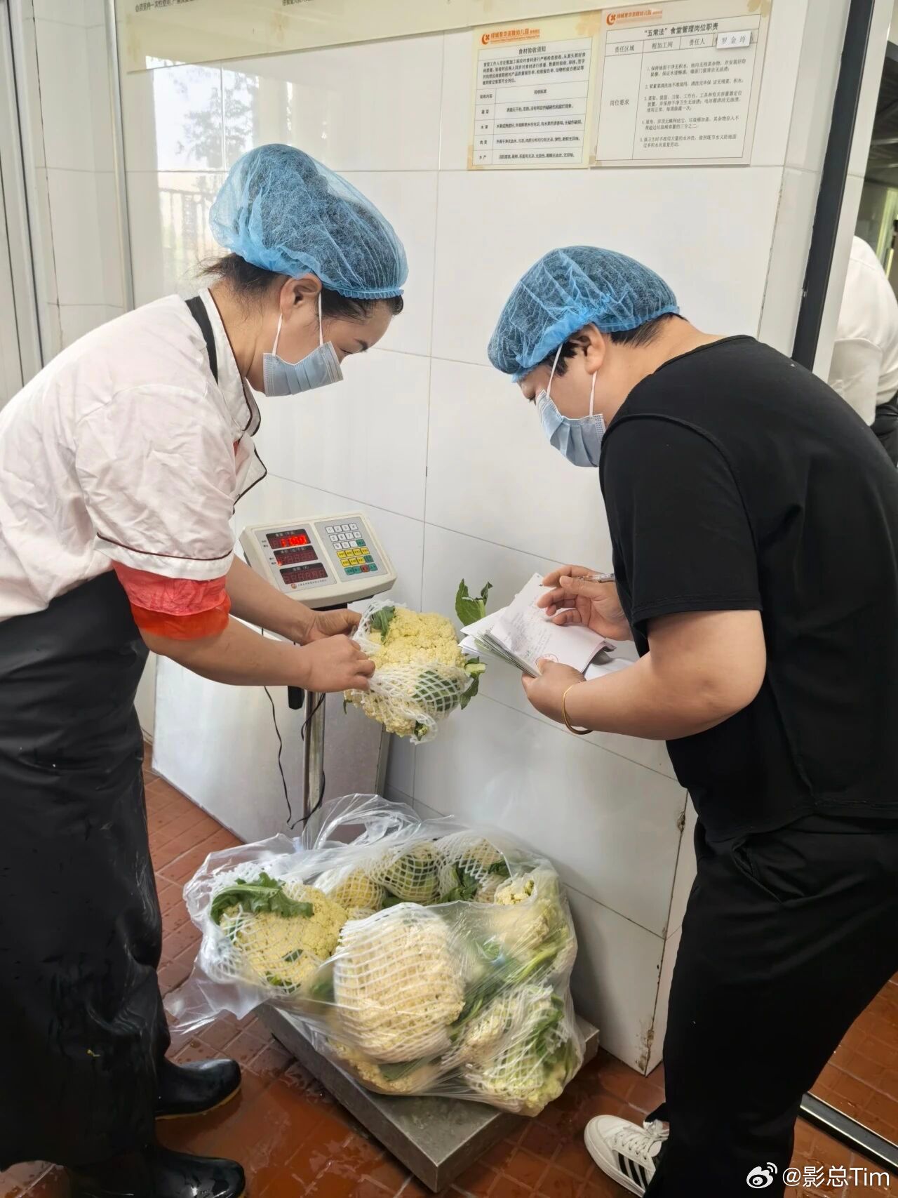 父母最在乎的就是孩子的健康，去年给孩子选幼儿园的时候和她妈妈跑了几个学校都在关注