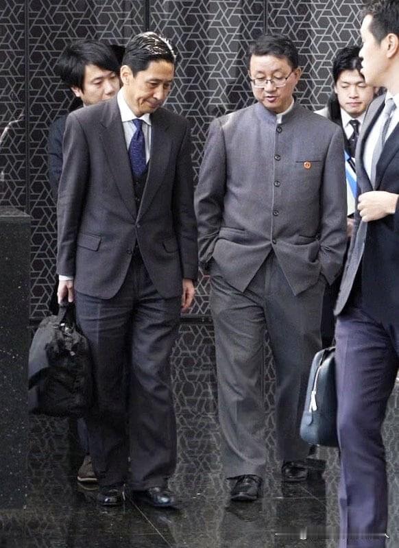 日本那边还没缓过来，中国亚洲司司长就换人了。去年11月那段视频——刘劲松双手插兜