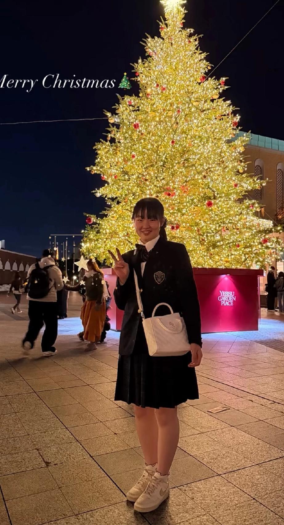 张本美和到底是年轻人啊！真的一点不怕冷啊！这不圣诞节在日本送祝福来了，祝球迷