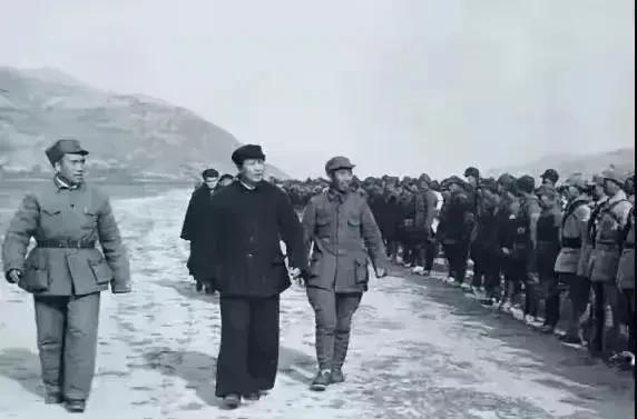踏着皑皑白雪，检阅即将出征的八路军将士，主席的军事思想是战无不胜的保障。