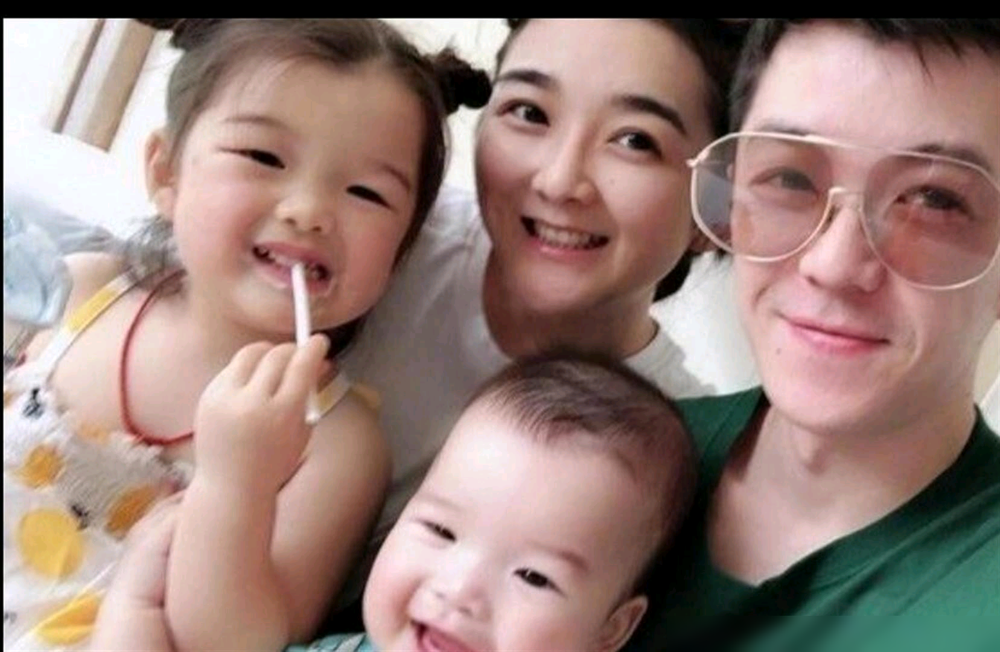 前夫主动放弃抚养权，她反手把直播间干到场均几十万人。吴雅婷带俩娃，不卖惨不撕逼。王栎鑫承担全部抚养费