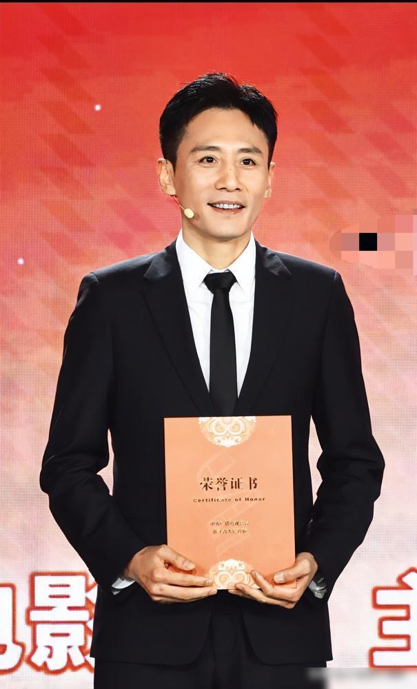 别再吹刘烨的教养了。那不是教养，那是顶级玩家对新手村的无声碾压。当一群人