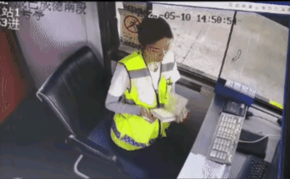 5月10日下午14:50，一高速公路收费站内，漂亮的女收费员正坐在自己的岗位上。