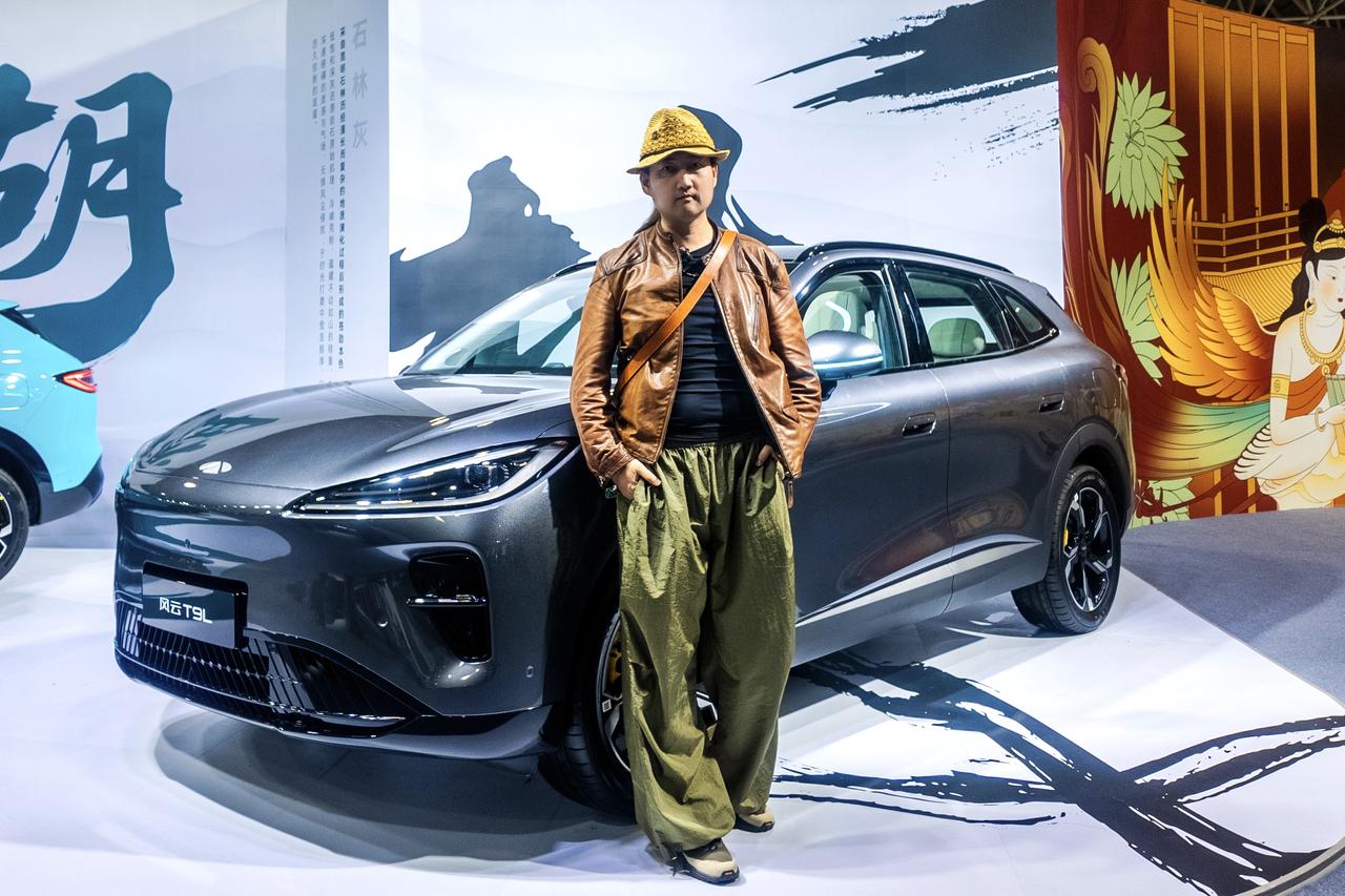 奇瑞风云T9L在奇瑞汽车龙山试验中心发布预售，在现场看到有东方韵味的车色，山烟紫