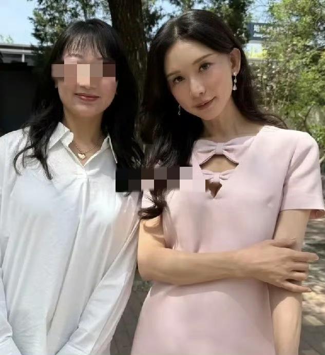 近日，林志玲在北京一家茶院被偶遇，并与路人亲切合影。现场照片中的她与平时社交平台