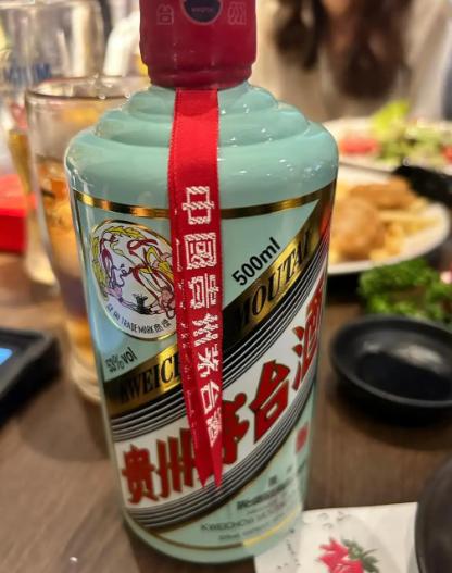 茅台跌了，为什么我却希望它涨？说个扎心的事实：茅台便宜了，反而更买不起了。以