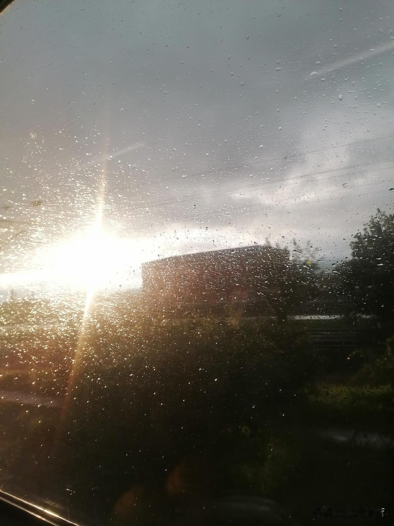 6月6日北京小雨转多云，早晚有雨，傍晚转晴。12℃～18℃。北转东风2-3级。