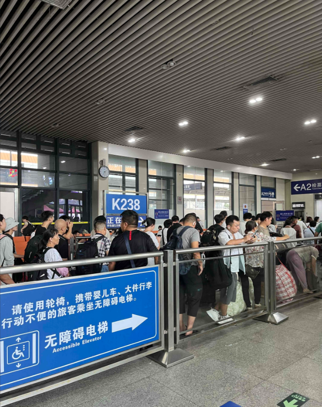 现在坐高铁、动车不是很方便吗？怎么还有很多人选择坐K字头红皮列车，有人甚至还是选