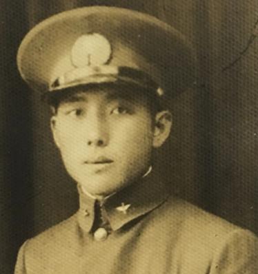 1937年，中国一架战机被日军击落，飞行员跳伞求生，谁知，竟落到了日军阵地，一群