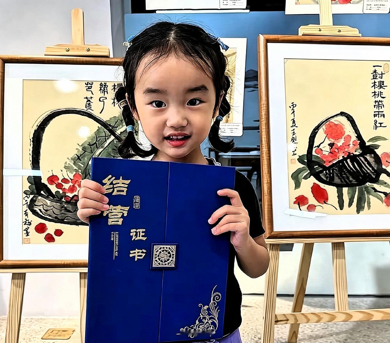 李亚鹏小女儿李夏才四岁，水墨画《春燕》就在培德书院参展了。据说她爸一开始压根不信