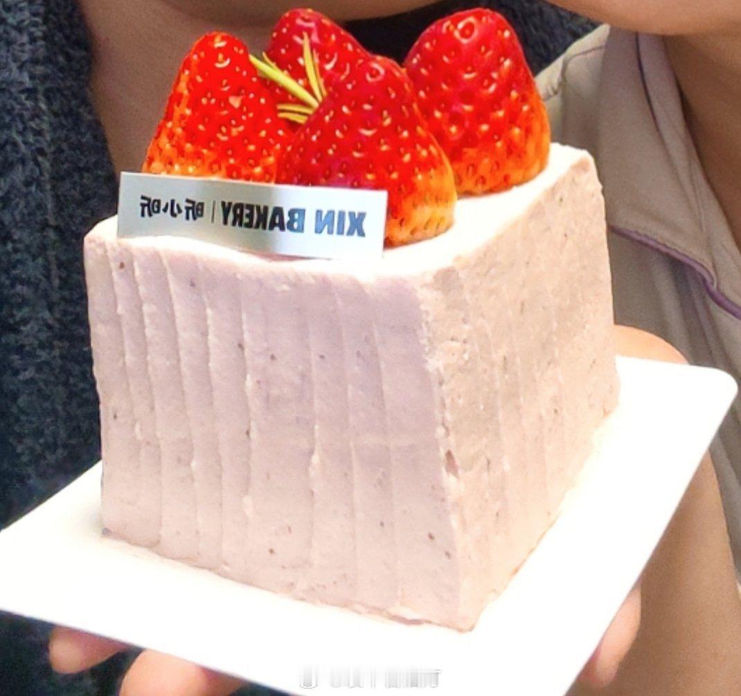 新年快乐回家比较晚了，顺路买了个草莓🍓小蛋糕🧁给老婆吃，给跨年赋予一点点仪式