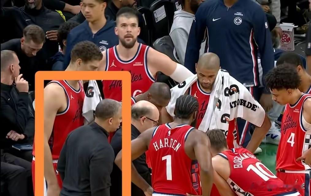 到底谁是快船队主教练？今天3分不敌凯尔特人队的比赛最后时刻，快船队替补席发生