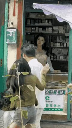 老婆:看啥看，快走！老公:习惯了，每次都看！老板:噗呲，哈哈！