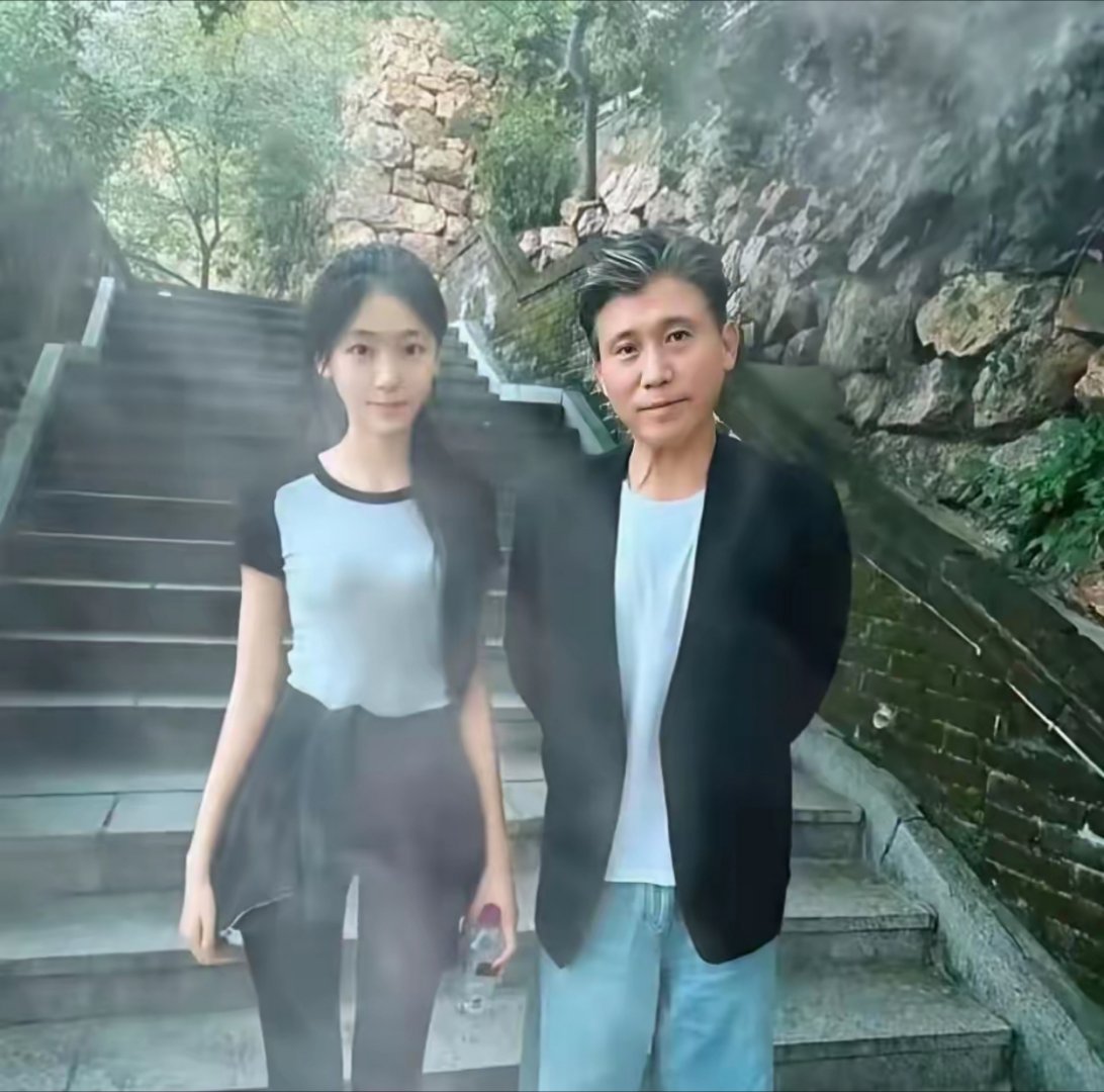 李乃文带着老婆女儿去大孤山玩，俩人还特意弄了挑染发型，挺时髦的。