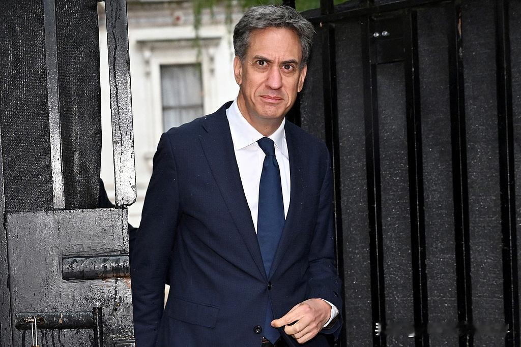 12国同时出手，英国为何挨最狠一刀？9月8日，英法加等12国联手，禁止约旦