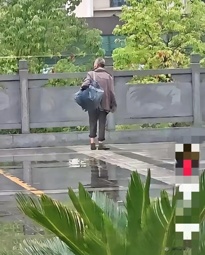 湖北一火车站，小伙子候车时，瞧见一位70多岁的老人家，外套破旧、背着牛仔包，手中