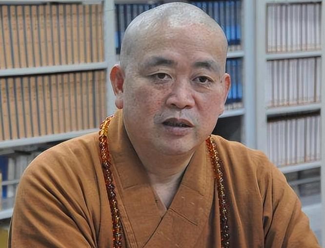 释永信最大的问题不是贪污腐败，而是让佛教场所在中国身败名裂。 利用人们的信仰