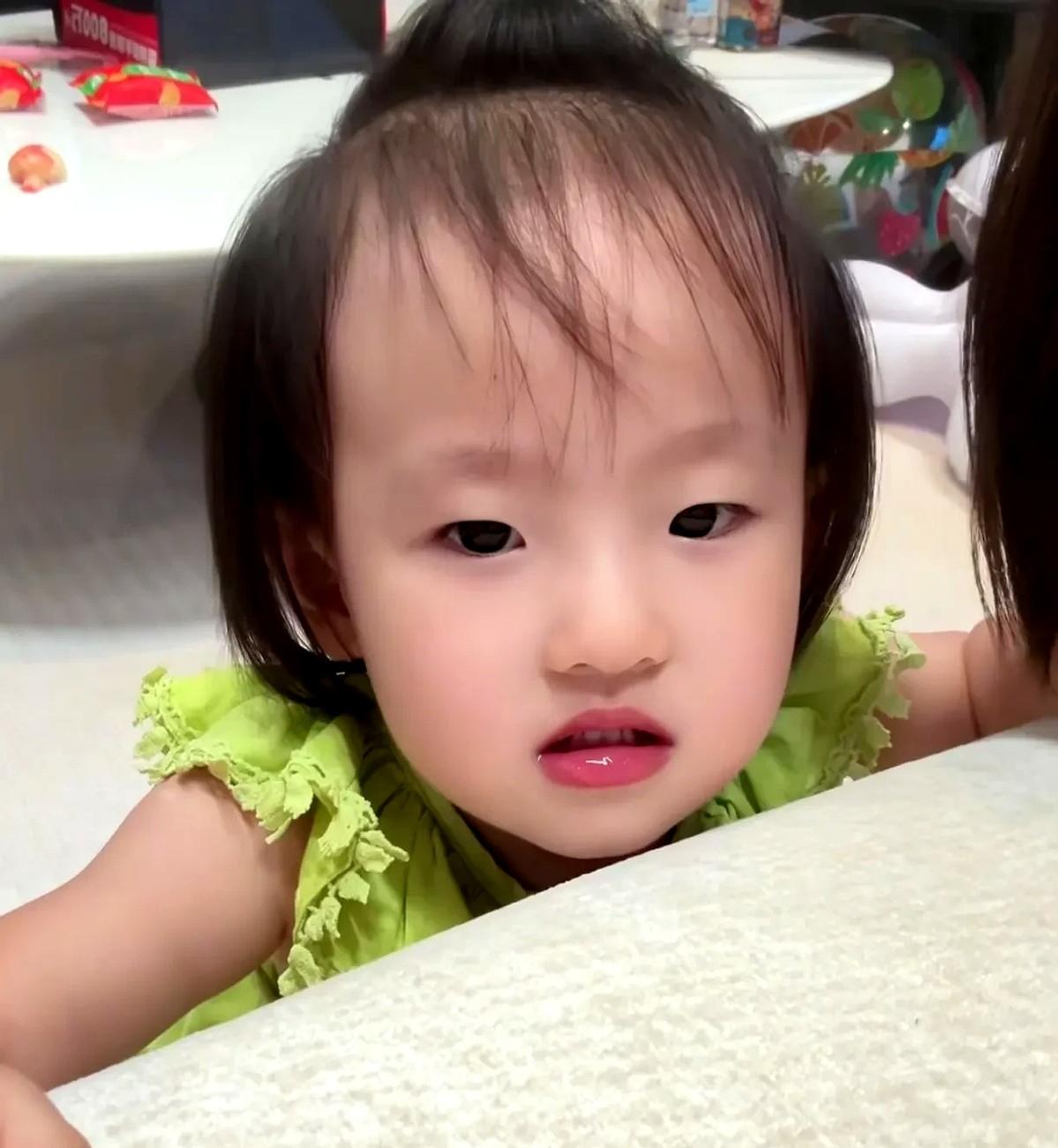 黄一鸣说两岁女儿闪闪是王思聪的，王思聪立马不说话了。不承认，不否认，连句硬话