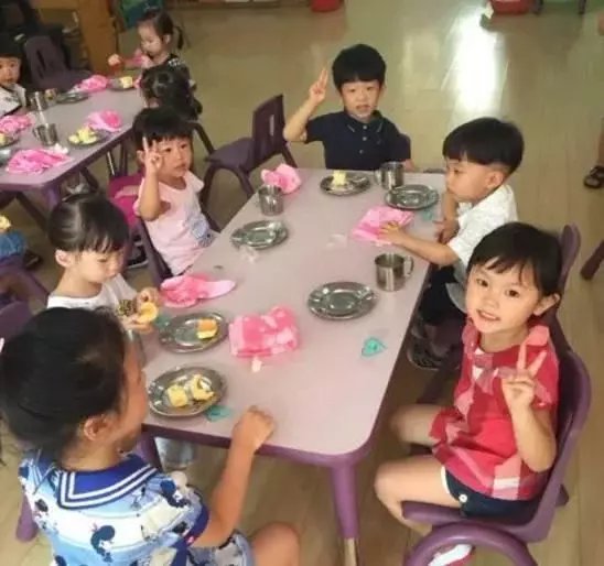 幼儿园孩子吃水果, 知道真相后家长心内不平静!