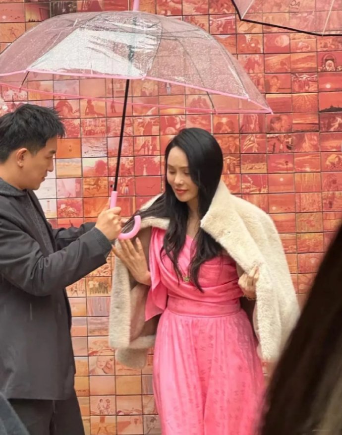 50多岁伊能静在国外拍广告，大冷天穿廉价裙子冻得瑟瑟发抖，她手爆青筋脸垮了，身材