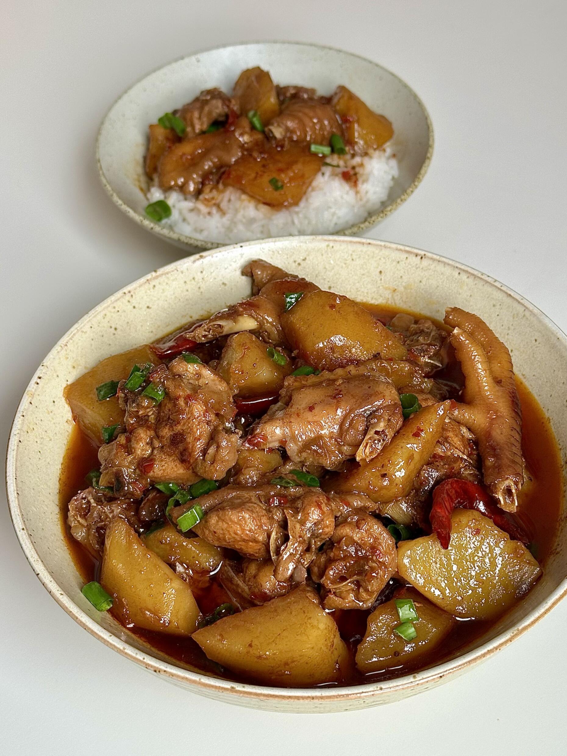 家常土豆烧鸡🥘吃这菜得多蒸半锅饭才够吃！这道土豆烧鸡真的太香啦😋，土鸡肉炖