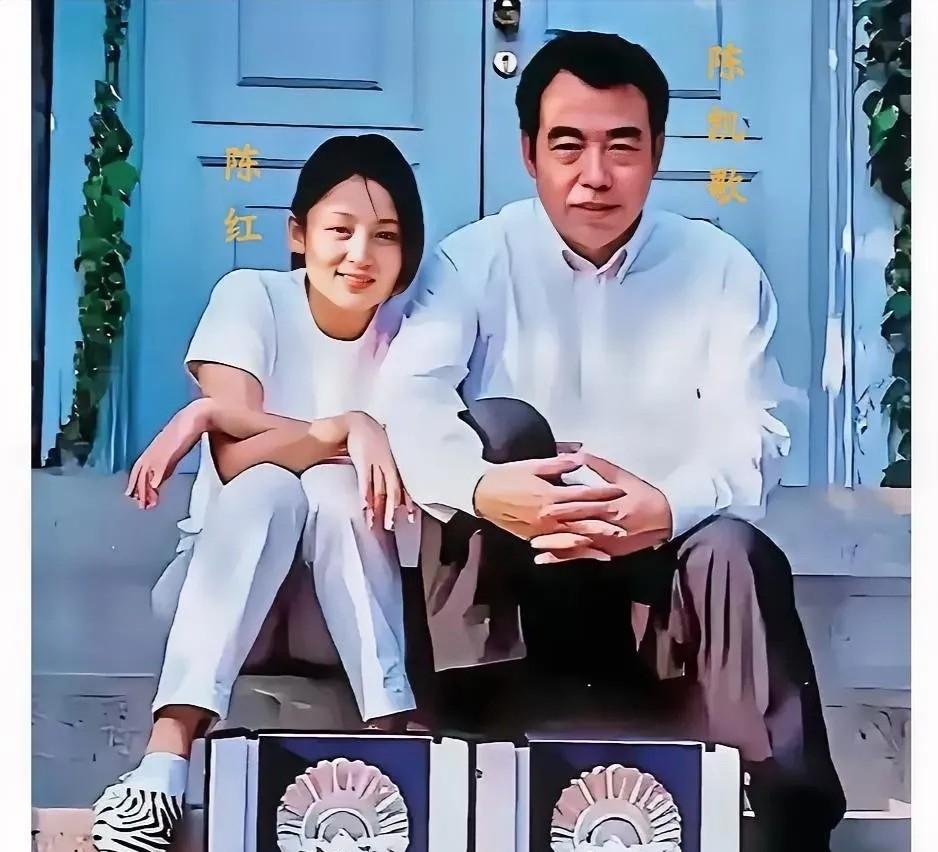 一张1994年的合影最近被翻出，格外让人瞩目——主角是正处于热恋期的陈红与陈凯歌