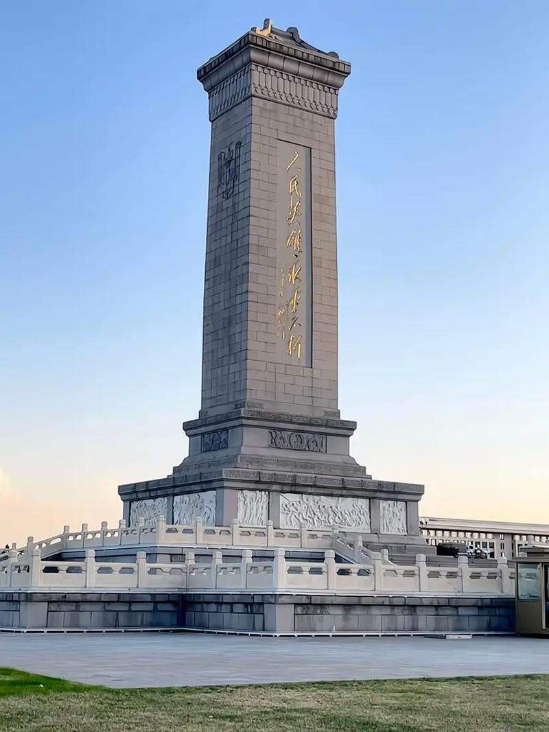 1958年4月22日，这座碑立起来了——碑上那些字，是周总理一笔一画写的19