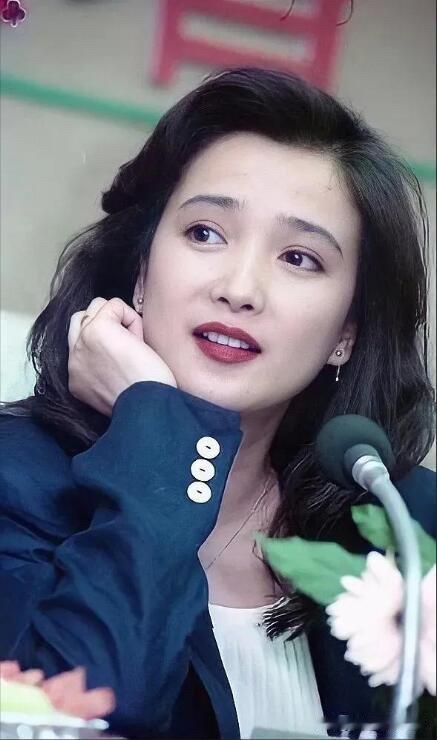 何晴是当之无愧的古典第一美女，不过她也有身材上的短板，那就是她的下半身有点臃肿，