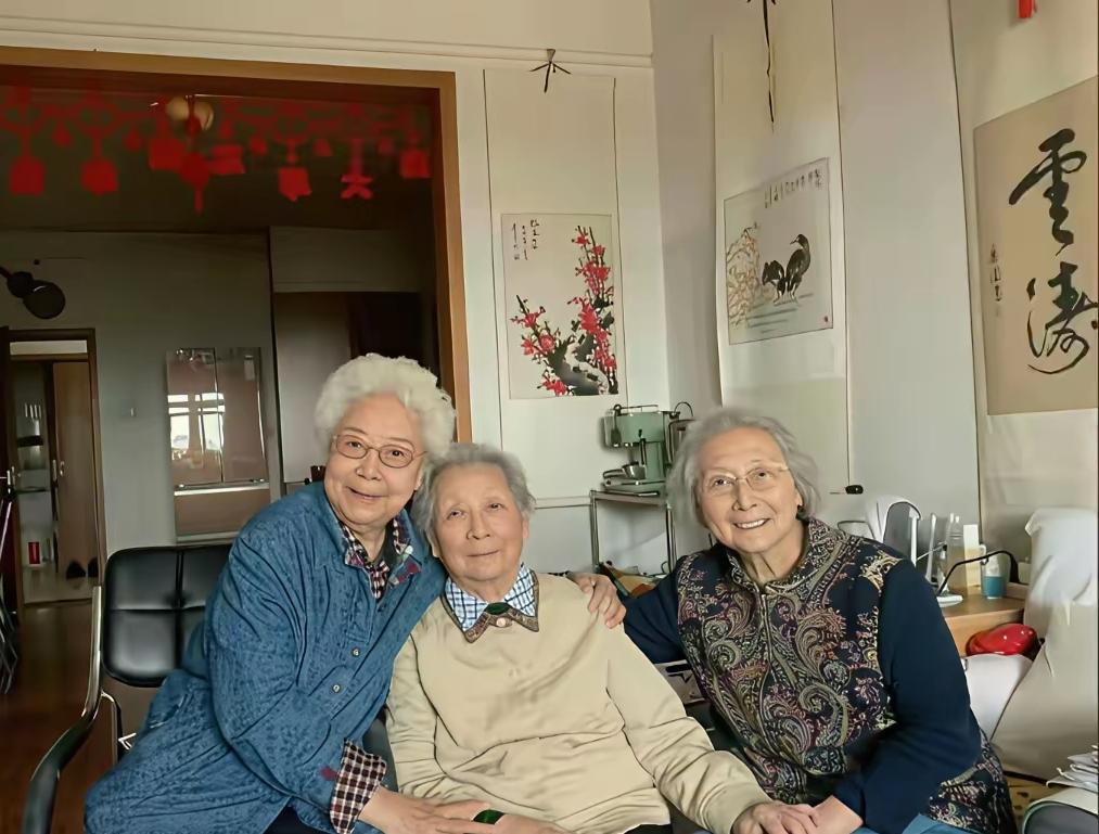 难得珍贵合影！2026年三位老一辈影坛艺术家齐聚八一厂干休所。98岁师伟、97