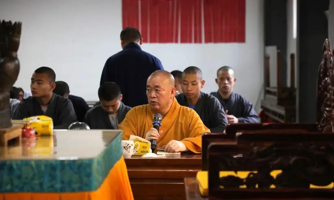 少林寺开会挺让人意外。意外是释永信没有单独坐到主席台，或者坐一个位置，跟僧人坐一