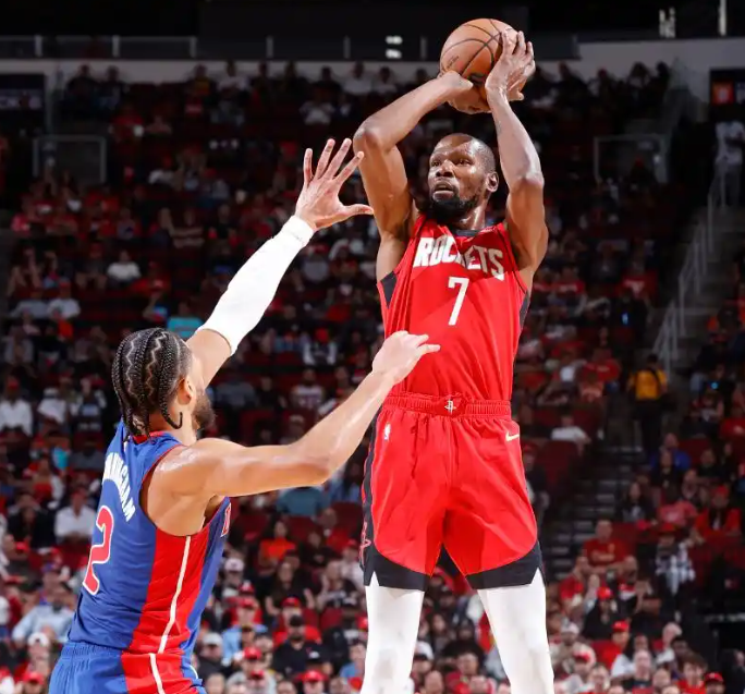 火箭缺的不只是控卫，得分后卫也不行，现在就没个正经后卫杜兰特还是一个锋线，阿门