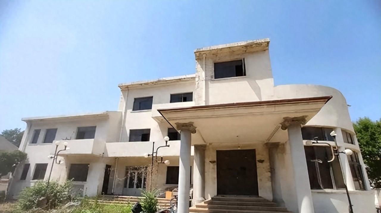 刷到一条消息，说天津有个地方，当年比华西村还牛，现在那栋最气派的别墅，成了堆破烂