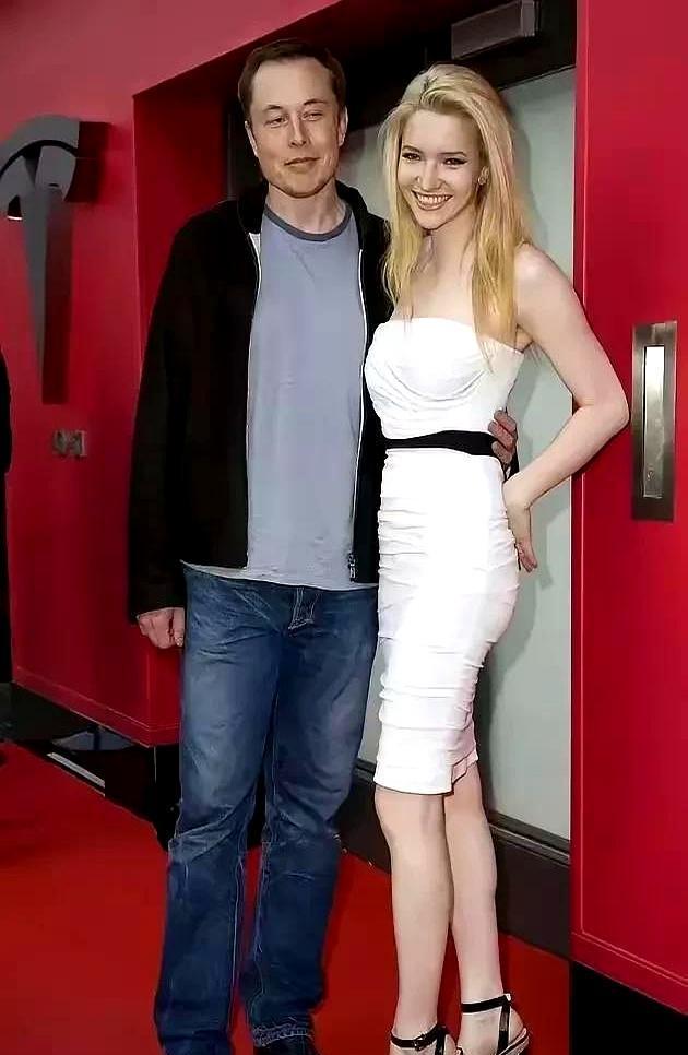 十年前模糊到像素崩坏的老照片，突然在群里病毒式转发。配文耸动：“马斯克夜会前妻