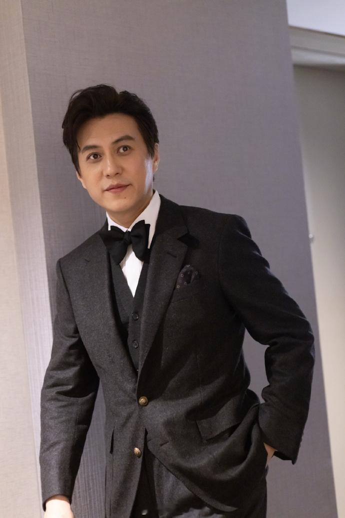 1.靳东现在不常拍戏，除非是熟人介绍。2.黄渤和倪妮主演的《一个男人和一个女人》
