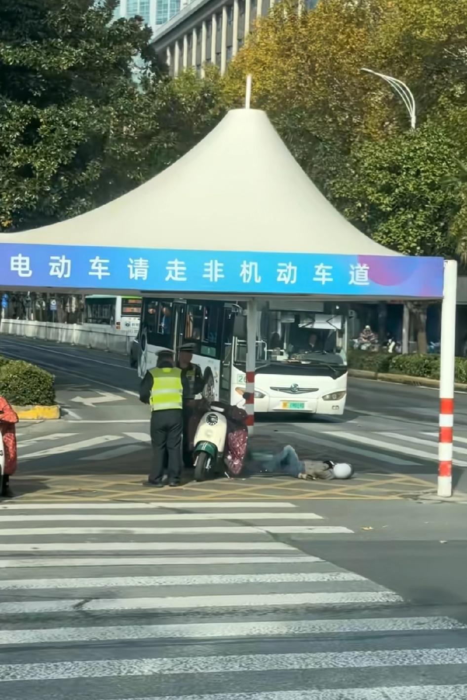 这招好使不?好使下次也用用，笑死我了，改天也躺地上蹬腿！骑车走机动车道，被交