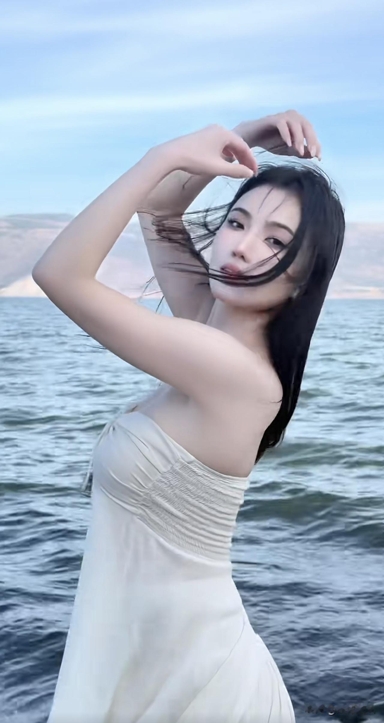 大家早安。生活一半烟火，一半清欢。人生一半清醒，一半释然。时光一半明朗，