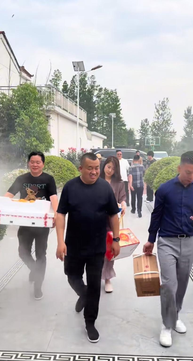 北京坤哥家里热闹翻天了，上海阿牛哥听说北京坤哥要开珍藏的价值80多万的茅台酒招待