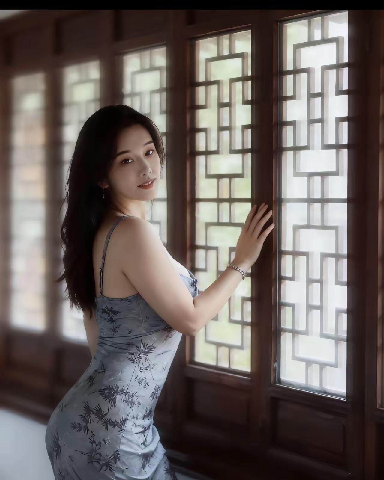 优雅东方韵味，古风美少女与传统窗棂的完美融合。