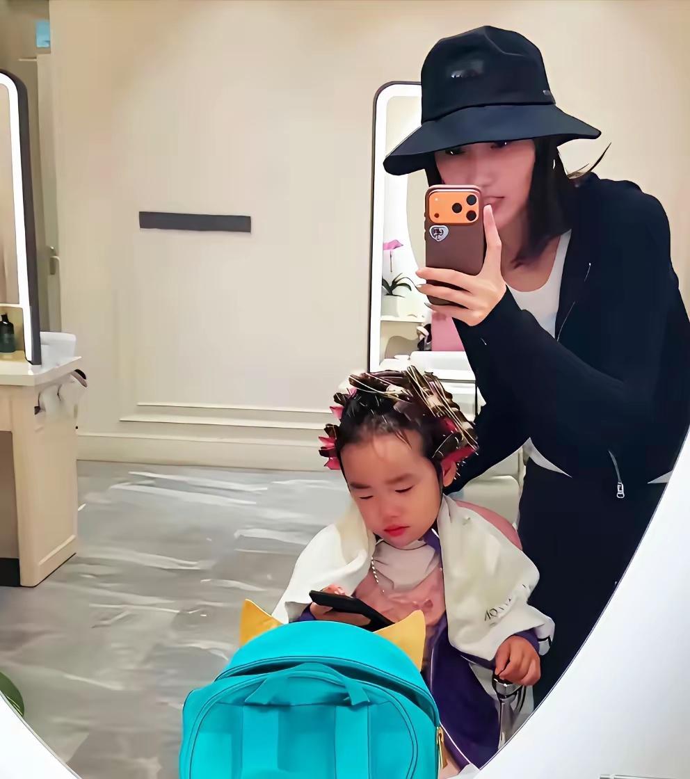 五一同框太温馨！李亚鹏海哈金喜陪女儿夏夏烫发，相处状态惹人羡！