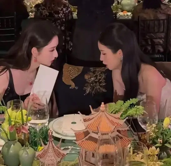 周也、王玉雯这是在聊什么呢？3月19日，不少明星亮Dior晚宴，包括陈星旭、刘雨