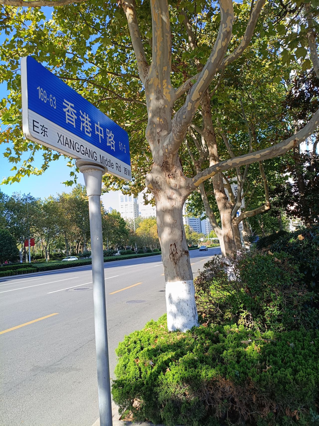国庆假期第二天，吃了早饭才七点半，想着这个点海边人不会太多，就从青岛香港中路一路