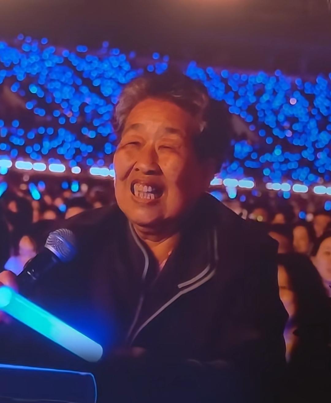 周深：小的斗不过，大的也斗不过！周深天津演唱会第二场点歌环节，镜头给到这位奶奶